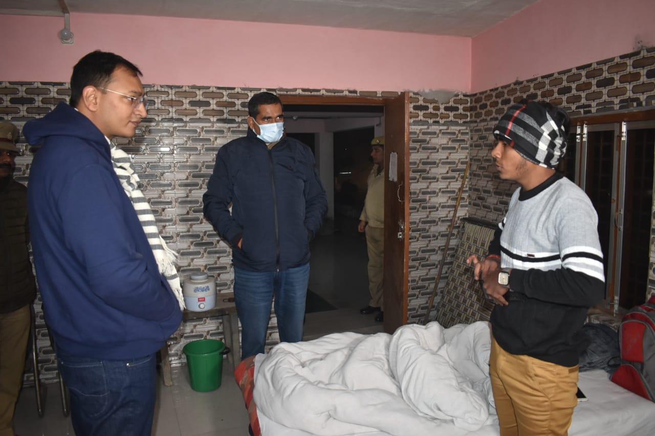 देर रात डीएम व एसएसपी ने सर्दी बचाव के लिए गरीब असहाय लोगों के लिए नगर निकाय द्वारा बनाए गए रेन बसेरे का किया निरीक्षण