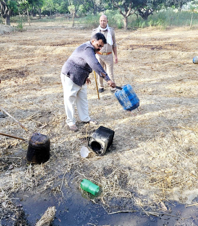 लोकसभा चुनाव से पहले महुआ शराब की भट्टी को आबकारी विभाग ने किया ध्वस्त, आम के बाग में तैयार हो रही थी कच्ची शराब