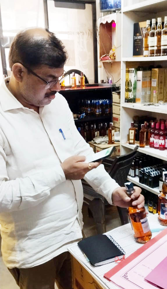 चुनाव के बीच शराब तस्करों के साथ शराब विक्रेताओं पर आबकारी विभाग ने कसा अपना शिकंजा