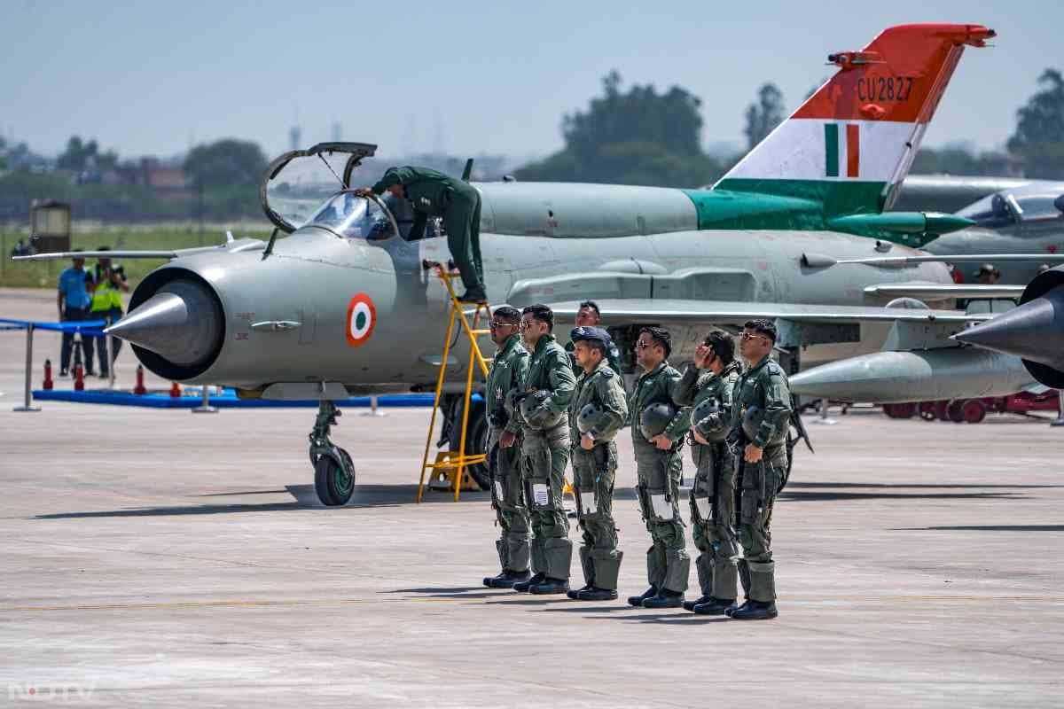 चंडीगढ़ एयरबेस पर लड़ाकू विमान मिग-21 को वायु सेना के हवाई बेड़े से दी गई विदाई