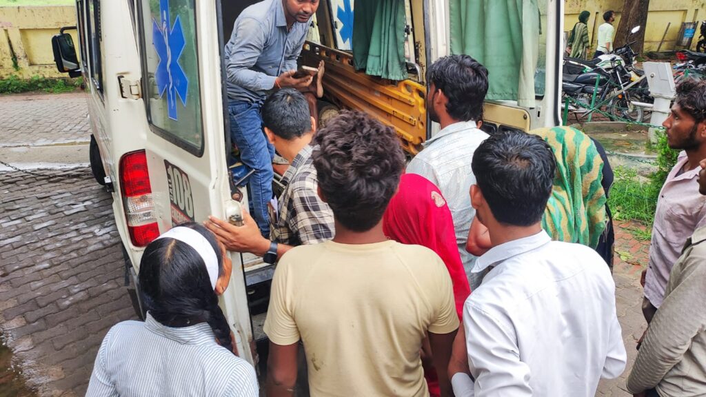 भीषण सड़क हादसा: कार और टेंपो की आमने-सामने जोरदार भिड़ंत, 7 लोग गंभीर रूप से घायल; 5 हायर सेंटर रेफर​