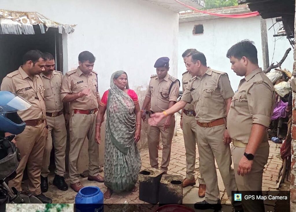 महुआ की अवैध कच्ची शराब पर आबकारी का बड़ा वार, दो महिला तस्करों पर मुकदमा- 10 लीटर कच्ची शराब बरामद और 50 किलो लहन मौके पर नष्ट